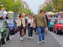 Parada Maluchów w Łodzi 2023. Kolorowe auta przejechały ulicami centrum