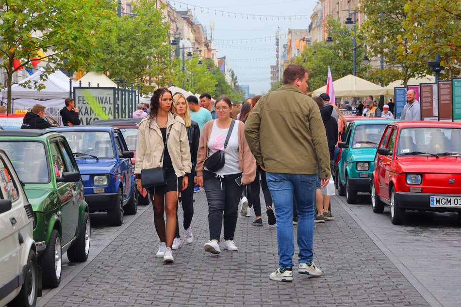 Parada Maluchów w Łodzi 2023. Kolorowe auta przejechały ulicami centrum