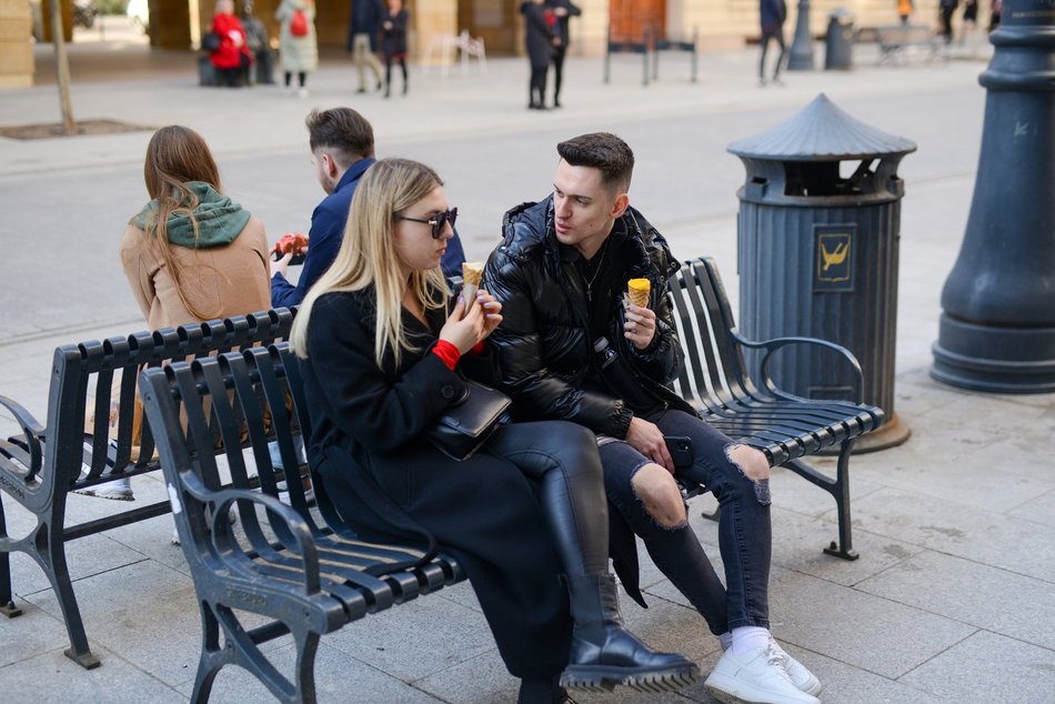 Spacerowicze na ul. Piotrkowskiej w Łodzi