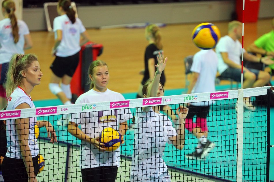 dzieci trenujące siatkówkę