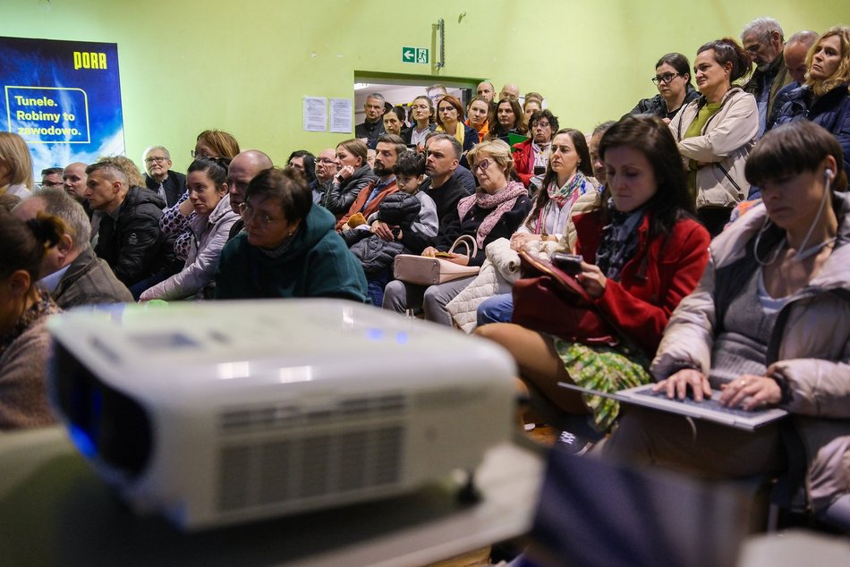 Łódź. Kolej Dużych Prędkości w Łodzi. Tłumy mieszkańców Starego Polesia na spotkaniu z wykonawcami