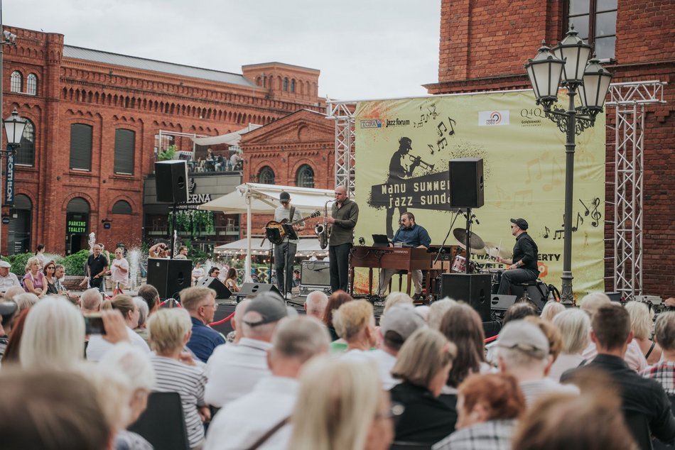 Łódź. Manu Summer Jazz Sundays w Łodzi. Kajetan Galas wystąpił na Rynku Włókniarek