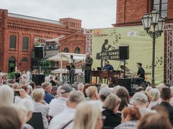 Łódź. Manu Summer Jazz Sundays w Łodzi. Kajetan Galas wystąpił na Rynku Włókniarek