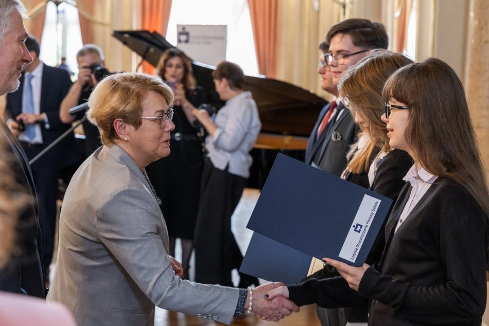 Łódź. Stypendia dla wybitnych uczniów z Łodzi i regionu przyznane. Nagrodzeni także nauczyciele
