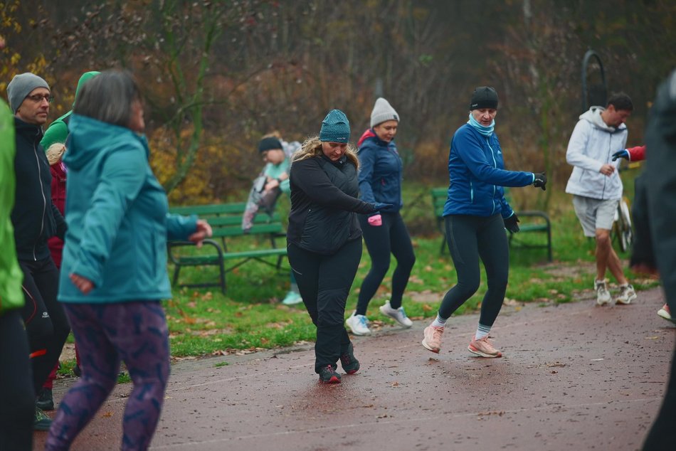 Łódź. Slow jogging w parku Julianowskim. Biegaczom z Łodzi niestraszna jesienna aura