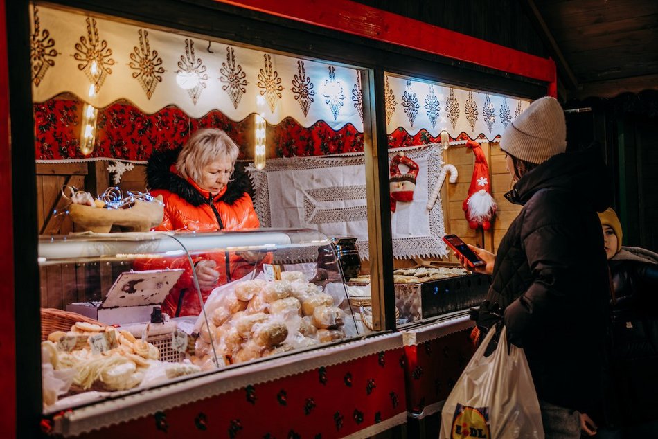 Łódź. Jarmark Bożonarodzeniowy w Łodzi nocą