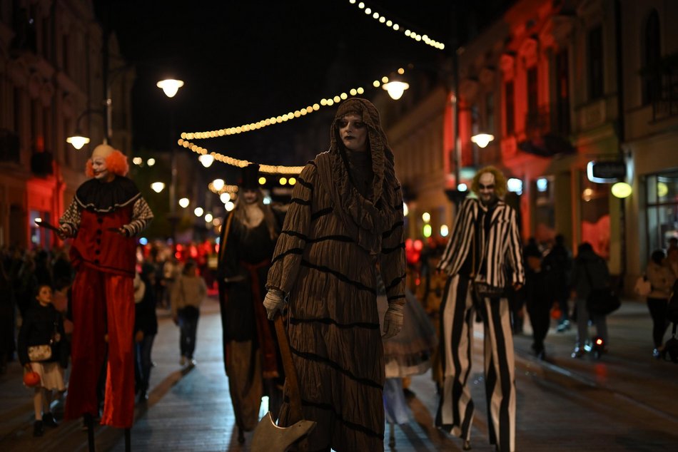 Łódź. Halloweenowa parada przeszła Piotrkowską w Łodzi. Tłumy duchów, czarownic i zombie!