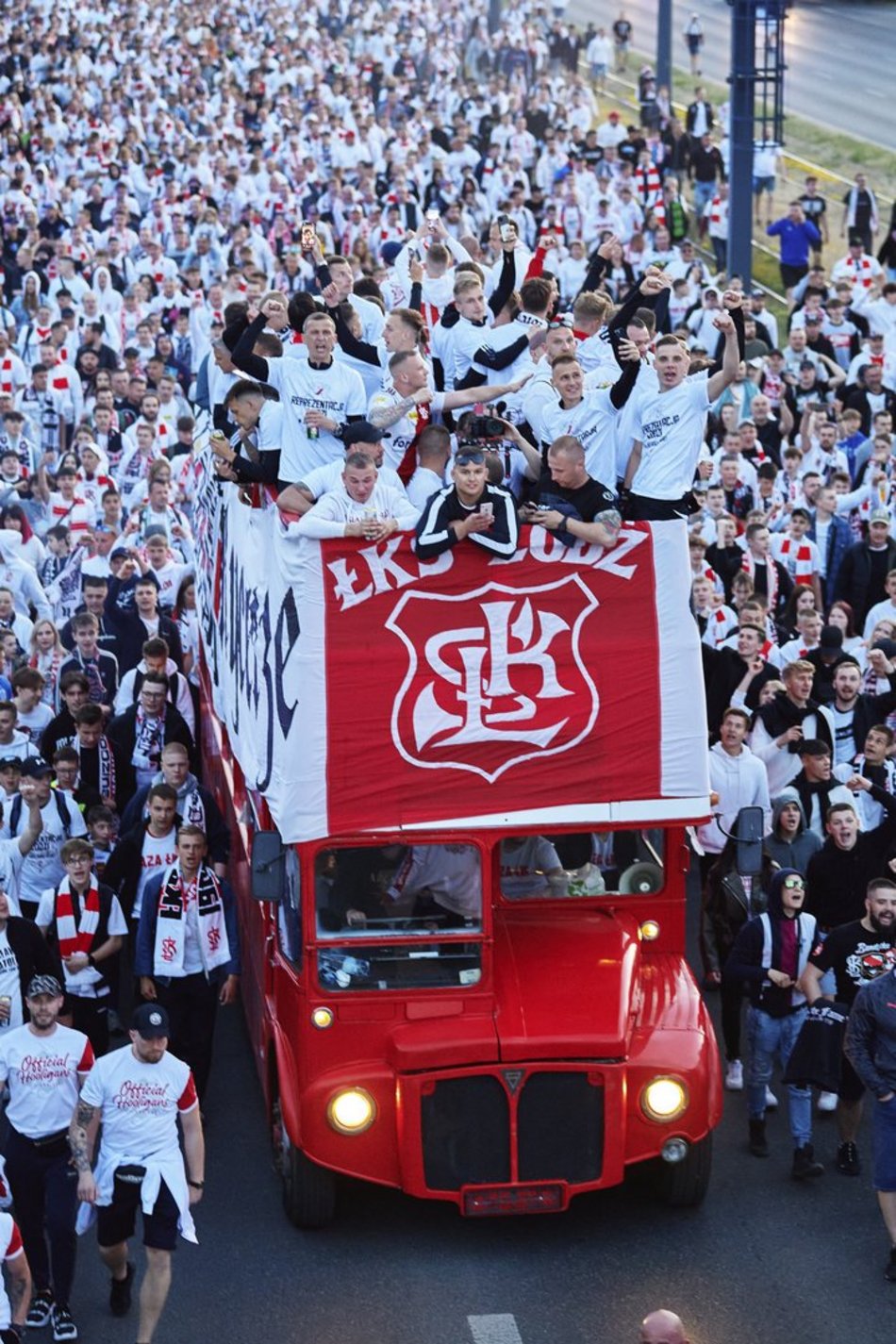 kibice i piłkarze świętują sukces