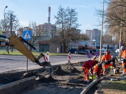 Łódź. Remont Bartoka w Łodzi. Jest już pierwsza warstwa jezdni, trwa budowa parkingów i chodników