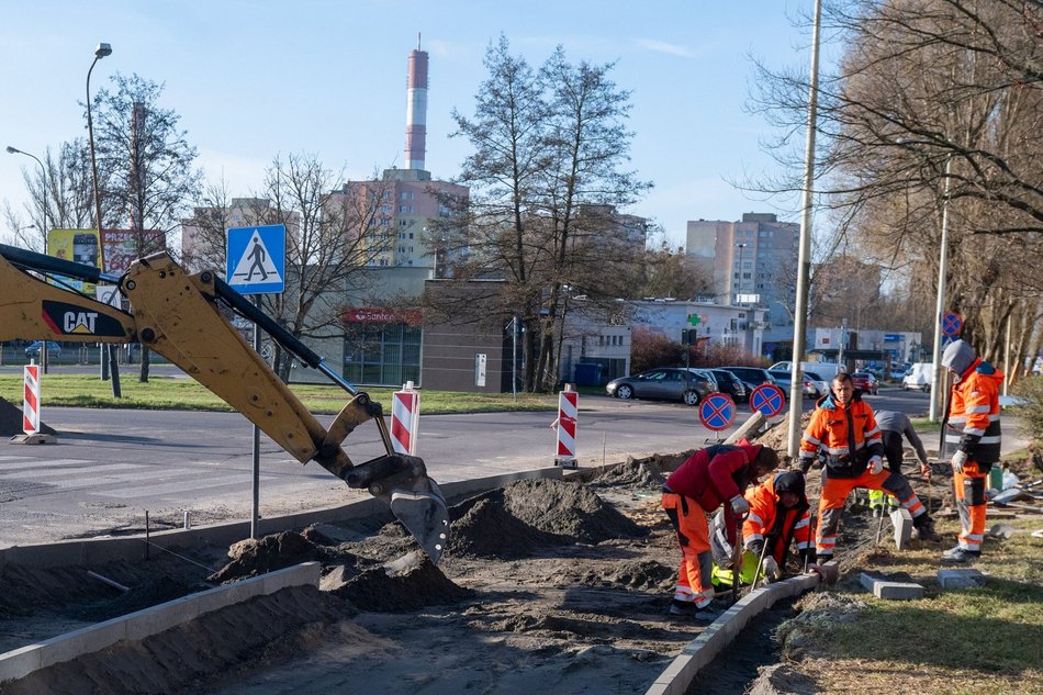 Łódź. Remont Bartoka w Łodzi. Jest już pierwsza warstwa jezdni, trwa budowa parkingów i chodników