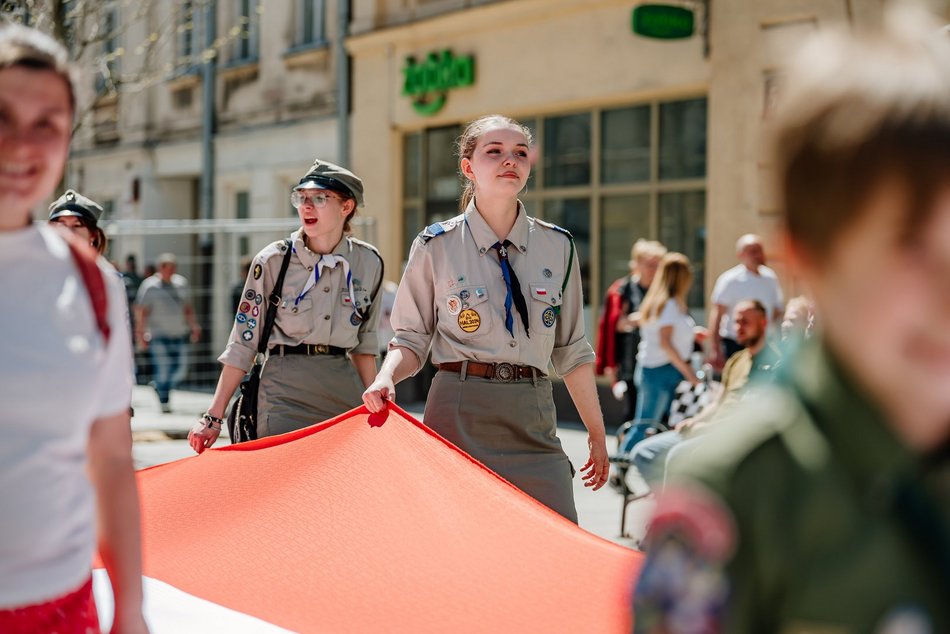 Łódź. Dzień Flagi w Łodzi. Biało-czerwony korowód przeszedł Piotrkowską