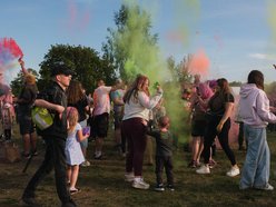 Łódź. Festiwal kolorów na Stawach Jana w Łodzi. Tłumy wzięły udział w bitwie na kolorowy proszek!