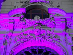 Łódź. Światowy Dzień Świadomości HPV w Łodzi. Pałac Poznańskiego w fioletowych barwach