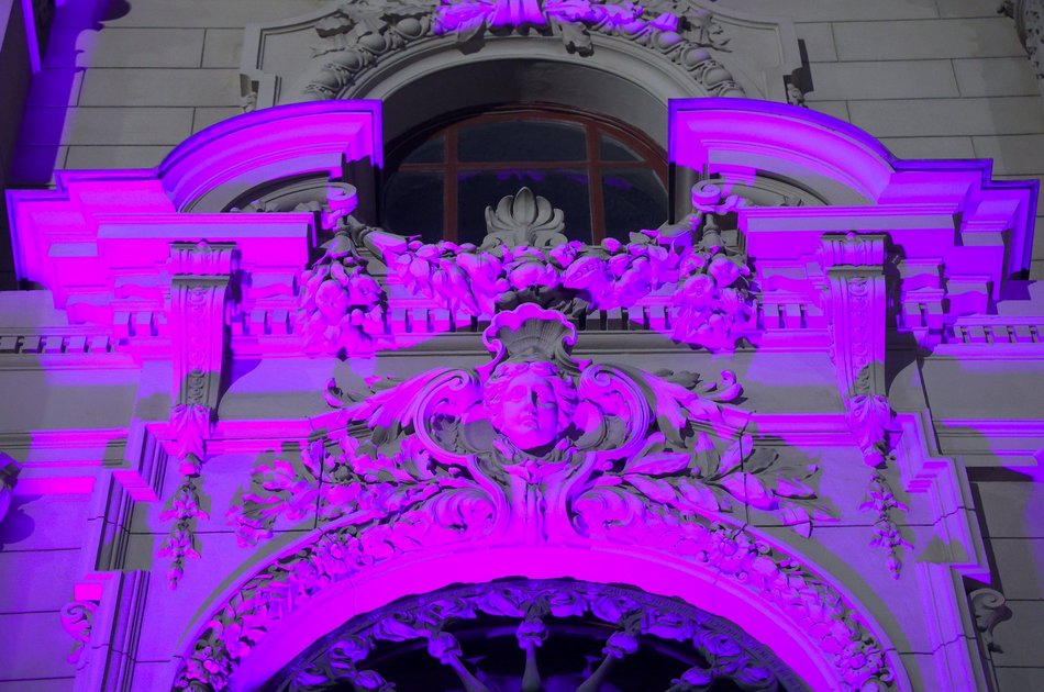 Łódź. Światowy Dzień Świadomości HPV w Łodzi. Pałac Poznańskiego w fioletowych barwach