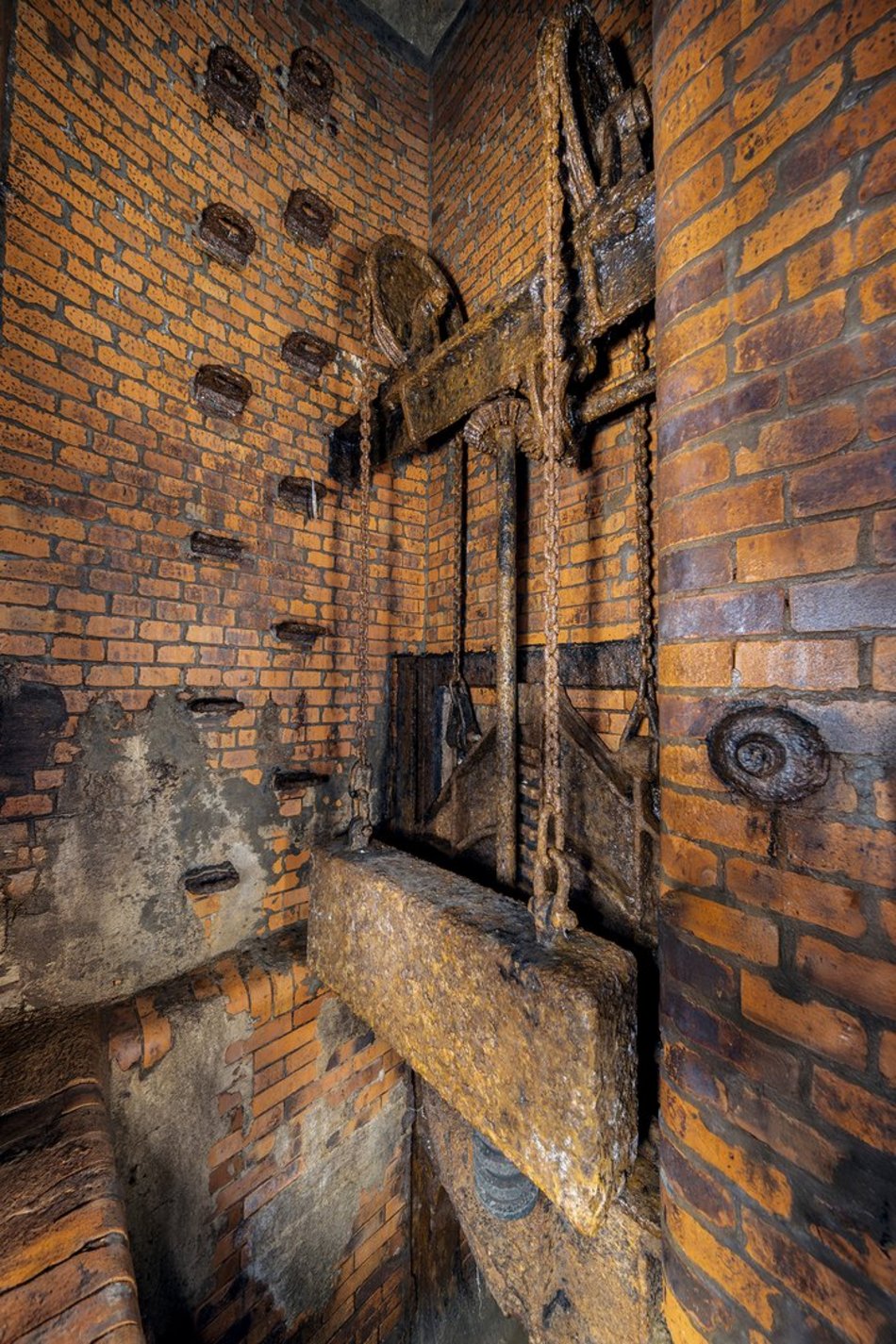 Łódź. Żeliwna zasuwa w kanale Gwiazda