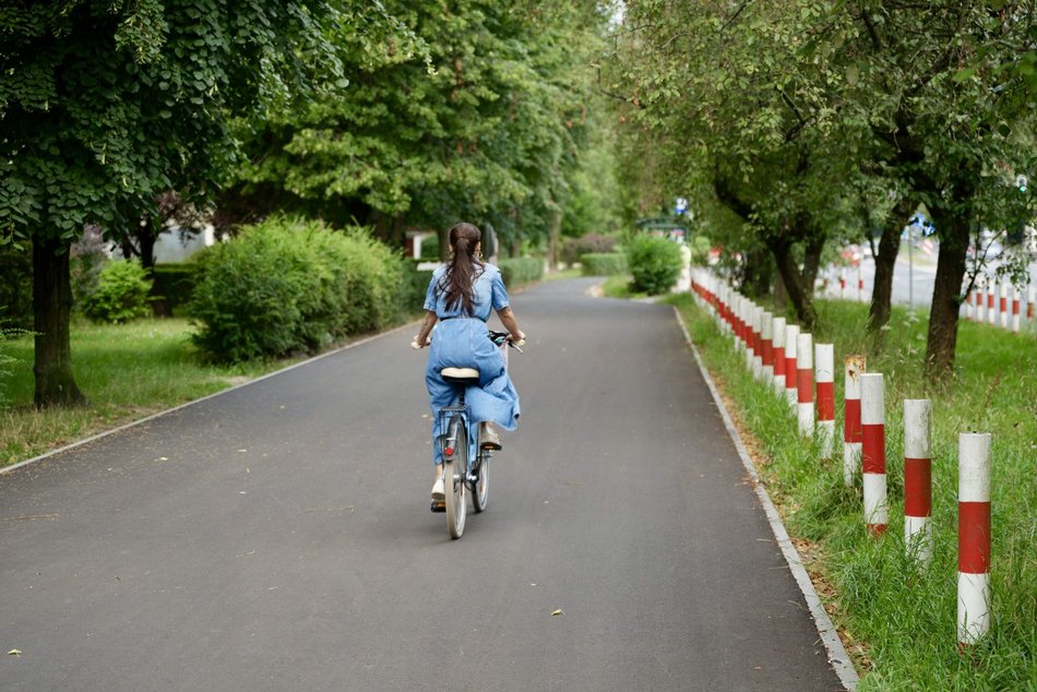Łódź. Droga rowerowa na ul. Krzemienieckiej w Łodzi