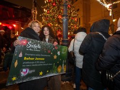 Choinka na Piotrkowskiej w Łodzi już świeci! Tłumy łodzian na placu Wolności