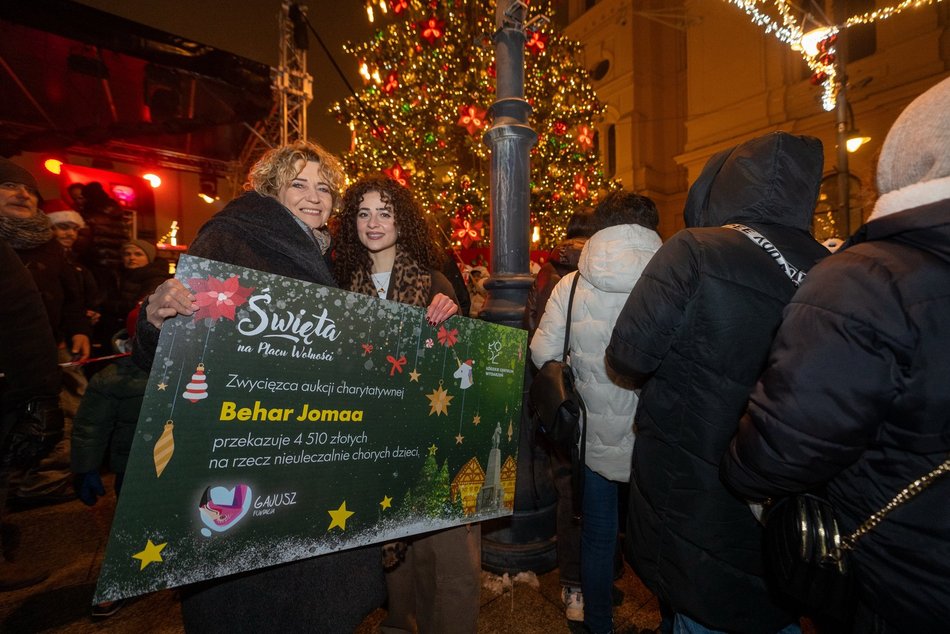 Choinka na Piotrkowskiej w Łodzi już świeci! Tłumy łodzian na placu Wolności