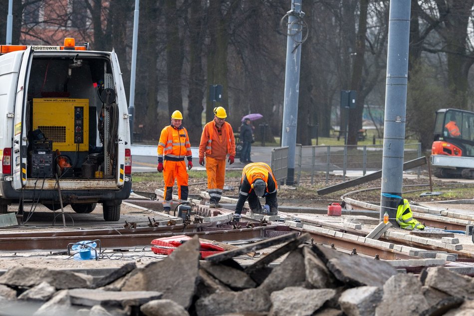 Łódź. Remont torowiska na Placu Niepodległości w Łodzi. Kiedy tramwaje wrócą na Pabianicką?