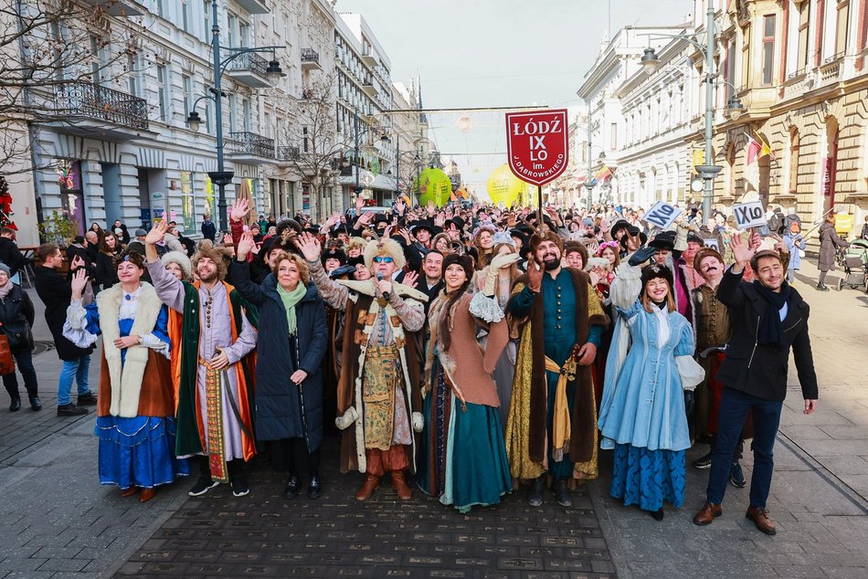 Łódź. Polonez dla Łodzi. Tłumy maturzystów zatańczyły na Piotrkowskiej. Razem z nimi łodzianie!