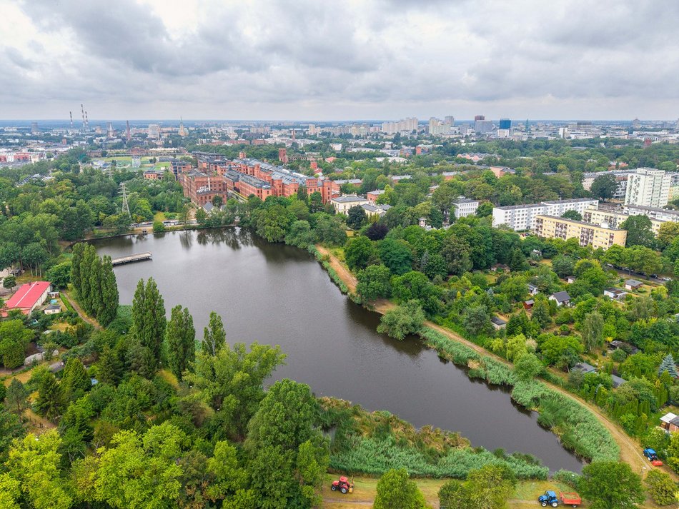Łódź. Staw przy Przędzalnianej w Łodzi w trakcie czyszczenia. Tam będzie jeszcze piękniej!