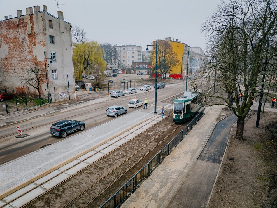 tramwaj na ulicy z lotu ptaka