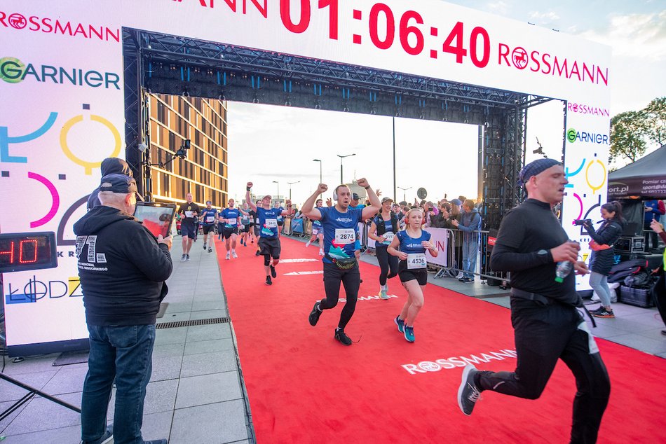 Łódź. Bieg Ulicą Piotrkowską Rossmann Run 2025 wystartował! Walka o życiowe rekordy