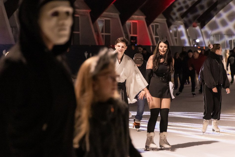 Łódź. Halloween na lodowisku Bombonierka w Łodzi. Królestwo duchów i zjaw na lodzie