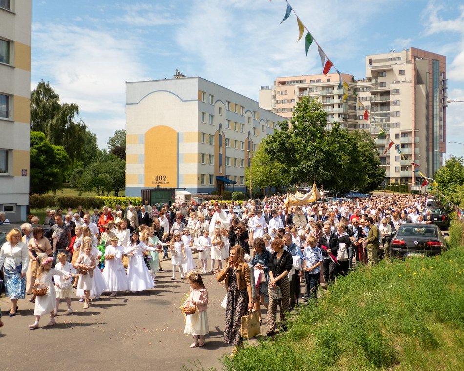 Łódź. Procesja Bożego Ciała na Widzewie w Łodzi. Wierni przeszli ulicami miasta
