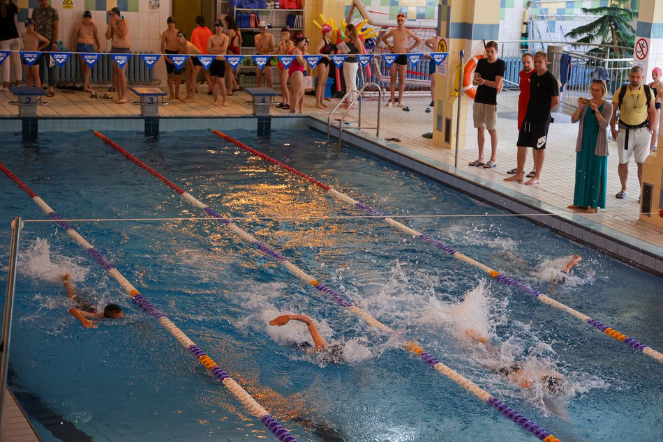 Zawody pływackie zorganizowane przez Międzyszkolny Klub Sportowy „Trójka”