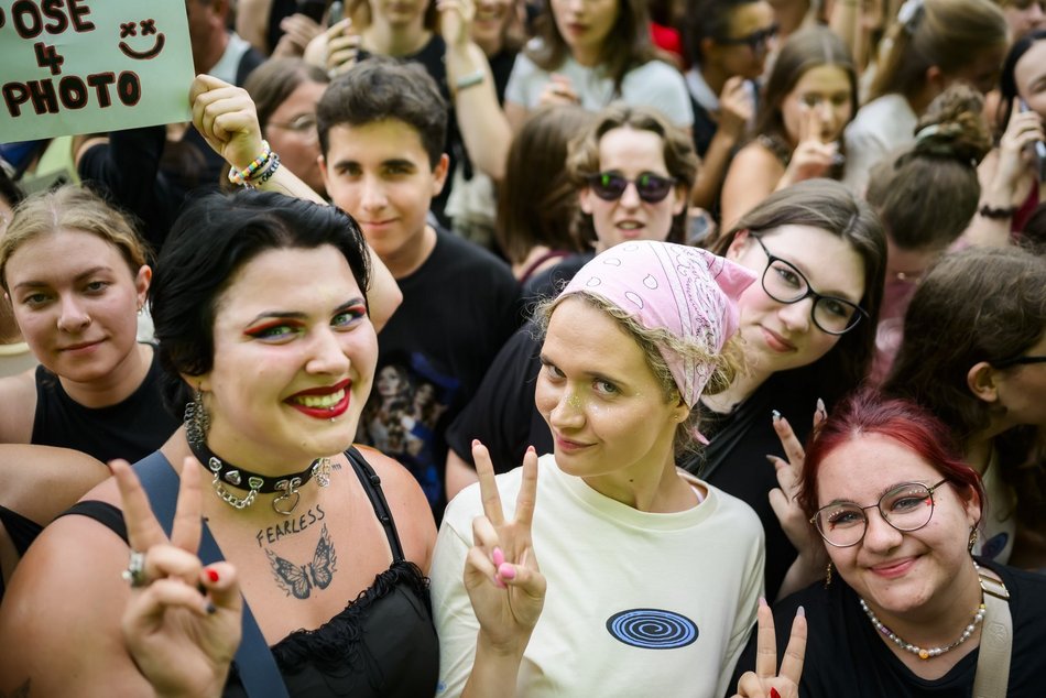 Tłumy fanek Louisa Tomlinsona przed wejściem na Łódź Summer Festival 2025