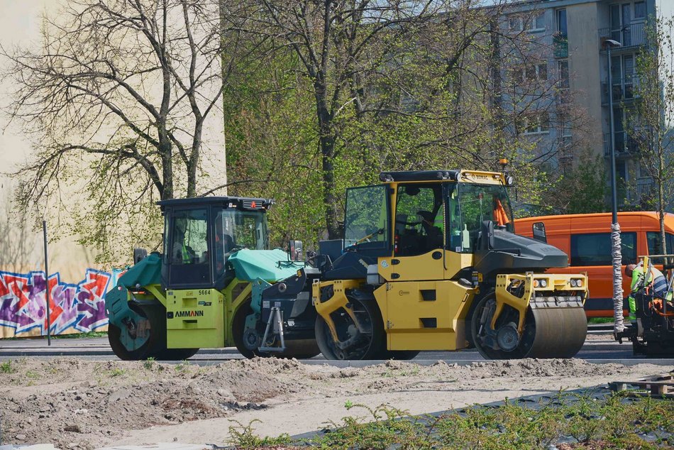 Kładą asfalt na Śmigłego-Rydza. Druga warstwa od Ronda Broniewskiego do centrum