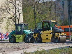 Kładą asfalt na Śmigłego-Rydza. Druga warstwa od Ronda Broniewskiego do centrum