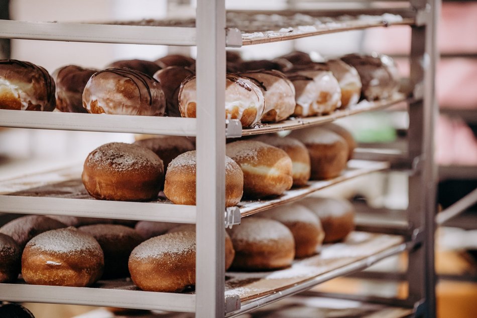 Łódź. Tłusty czwartek w Łodzi od kulis. Tak smaży się 5 tys. pączków w Gorącej Pączkarni!