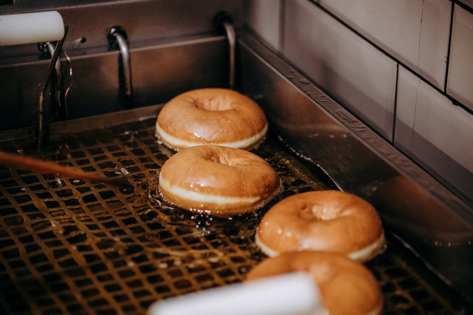 Łódź. Tłusty czwartek w Łodzi od kulis. Tak smaży się 5 tys. pączków w Gorącej Pączkarni!