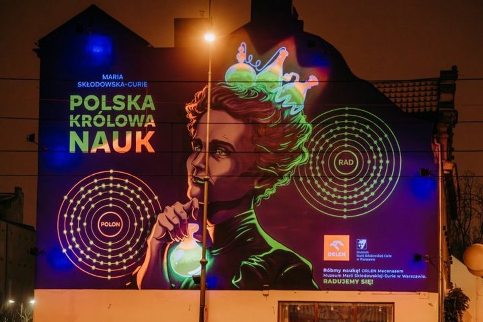 Łódź. Nowy mural Marii Skłodowskiej-Curie w Łodzi. Nie tylko pięknie wygląda, ale i świeci!