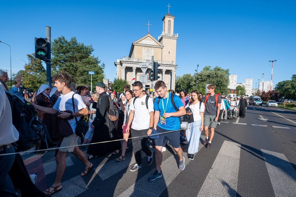 Łódź. Ruszyła 100. Piesza Pielgrzymka Łódzka na Jasną Górę. Maszeruje ponad 200 pątników!