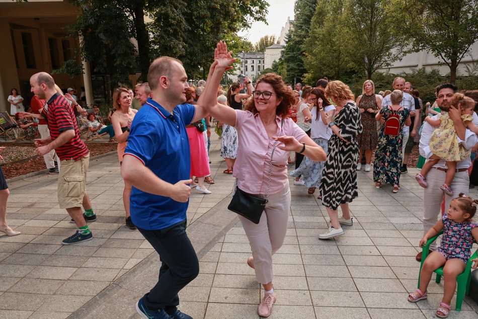 Łódź. Niedzielna potańcówka przy Piotrkowskiej. Łodzianie potrafią się bawić!