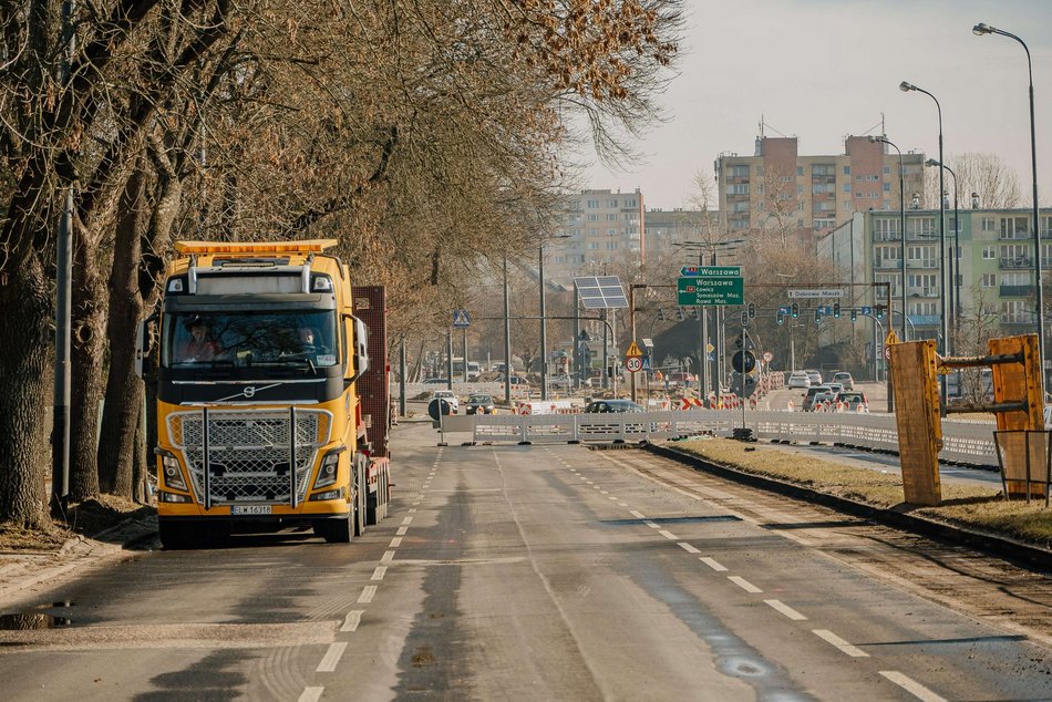 Remont Broniewskiego w Łodzi ruszył pełną parą. Drogowcy pracują nad nowym torowiskiem