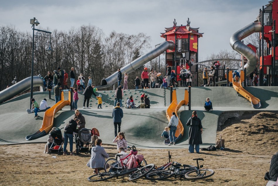 Łódź. Dobra pogoda w Łodzi sprzyja spacerowaniu! Tłumy w Parku na Zdrowiu w Łodzi