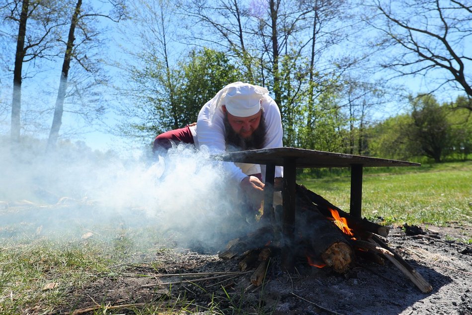 Łódź. Majówka na Stawach Stefańskiego w Łodzi. Słowiańska wioska, rowery wodne i grillowanie