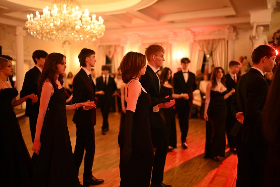 Studniówka III LO w Łodzi. Szyk i elegancja w Białym Pałacu