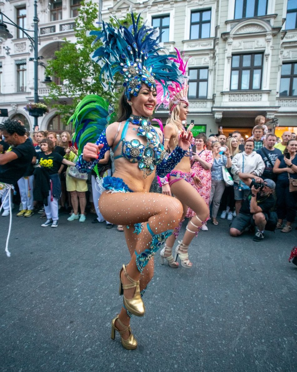 ludzie tańczący sambę na ulicy