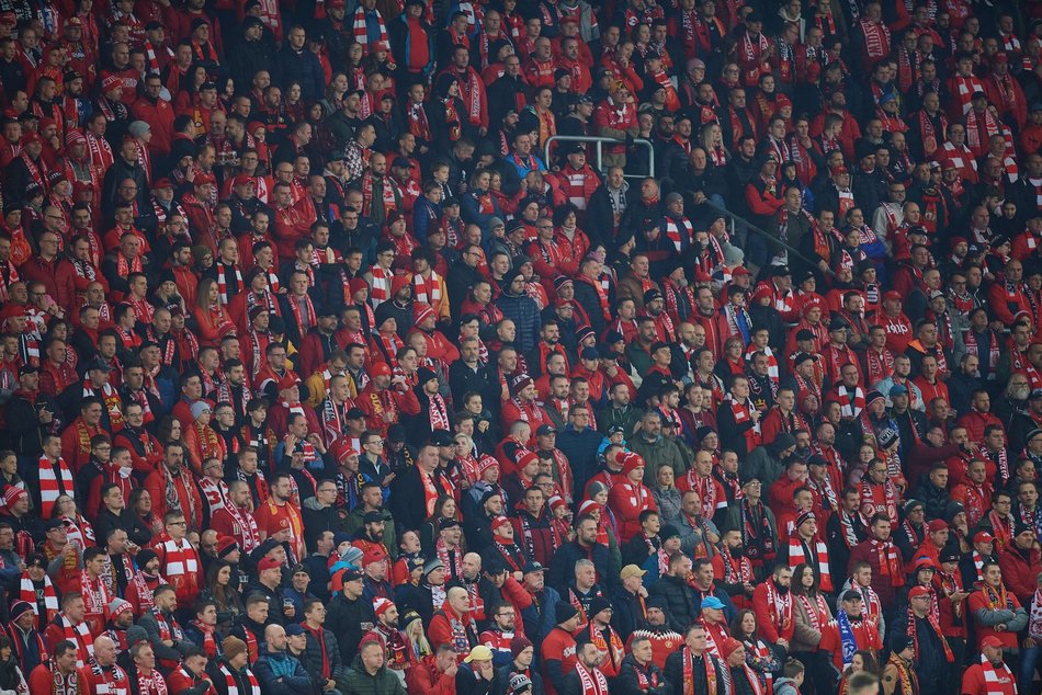 zdjęcia kibiców na trybunach