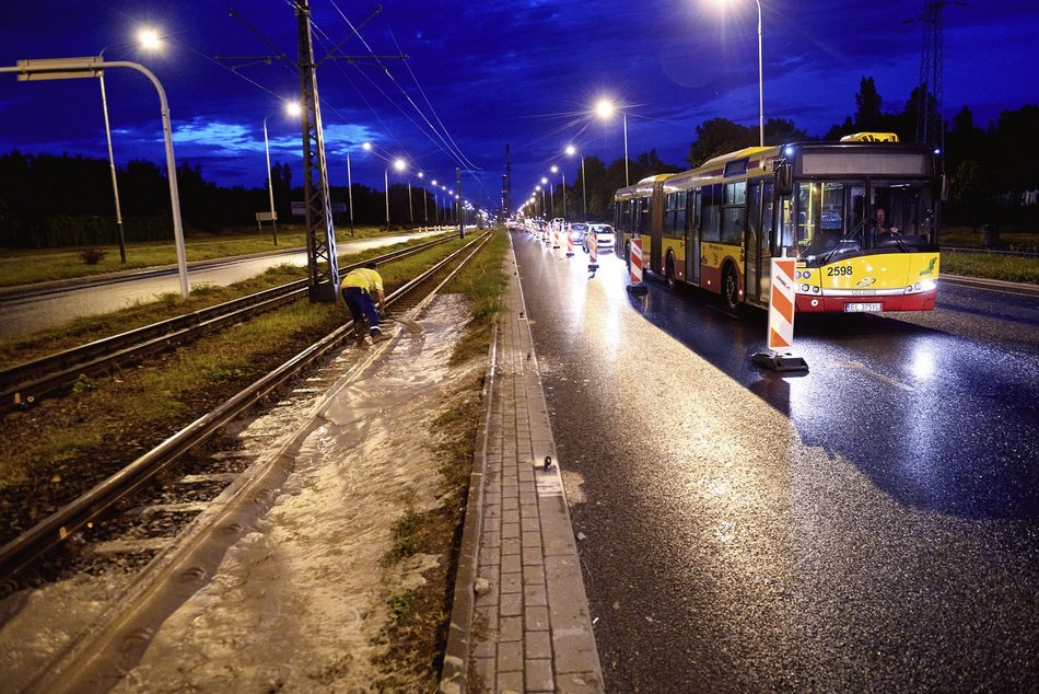 Piana wydobywająca się spod al. Włókniarzy