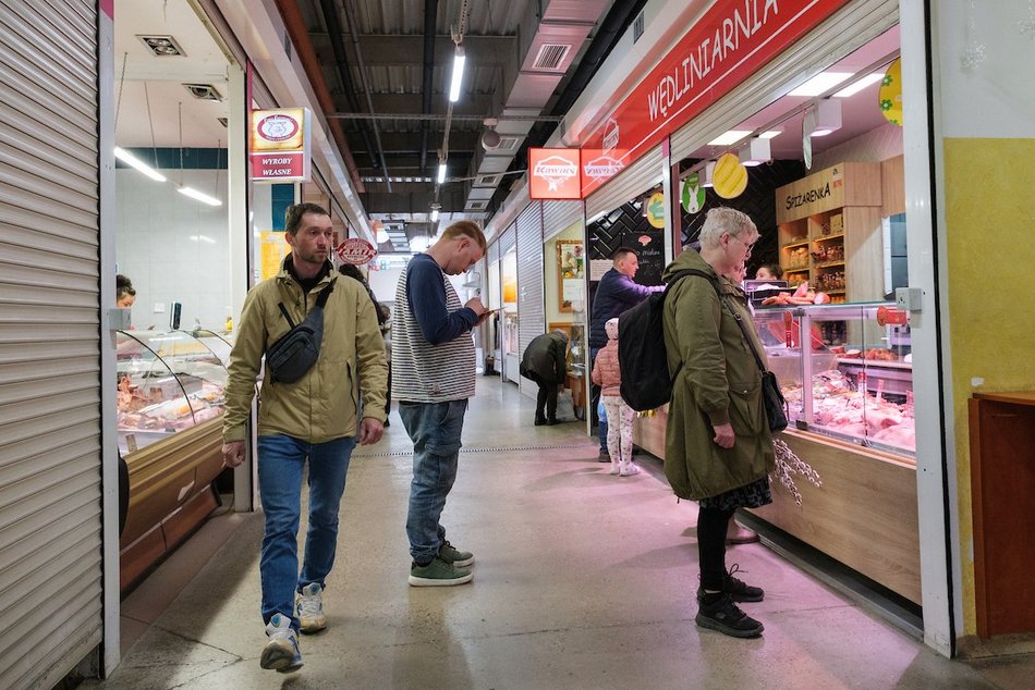 Łódź. Przedświąteczne zakupy na Rynku Bałuckim