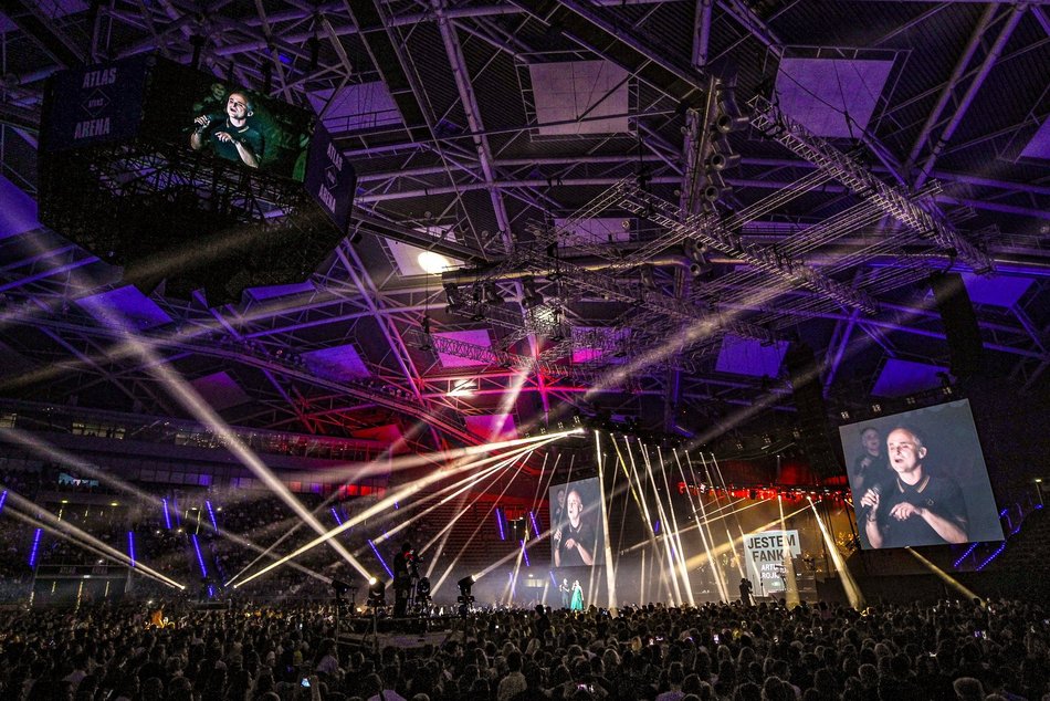 piosenkarka na koncercie