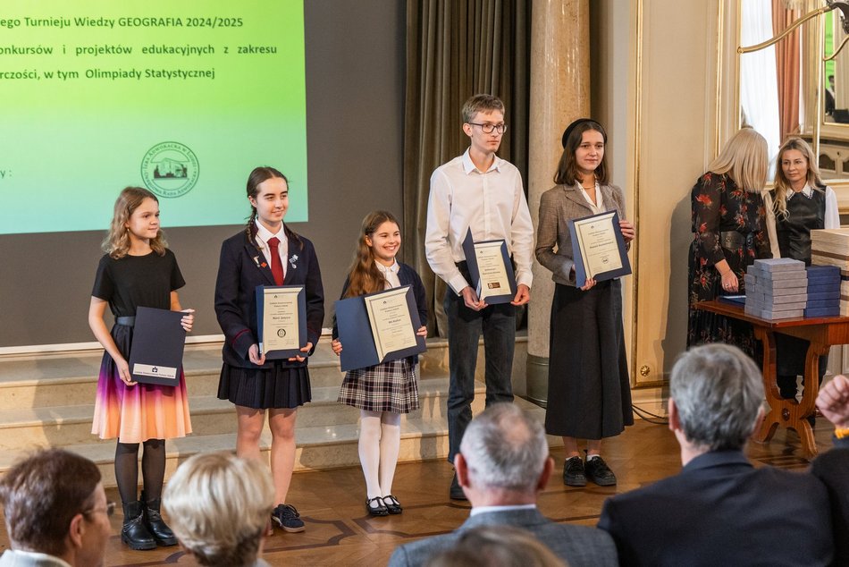 Łódź. Stypendia dla wybitnych uczniów z Łodzi i regionu przyznane. Nagrodzeni także nauczyciele
