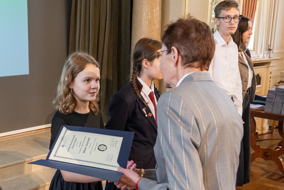 Łódź. Stypendia dla wybitnych uczniów z Łodzi i regionu przyznane. Nagrodzeni także nauczyciele