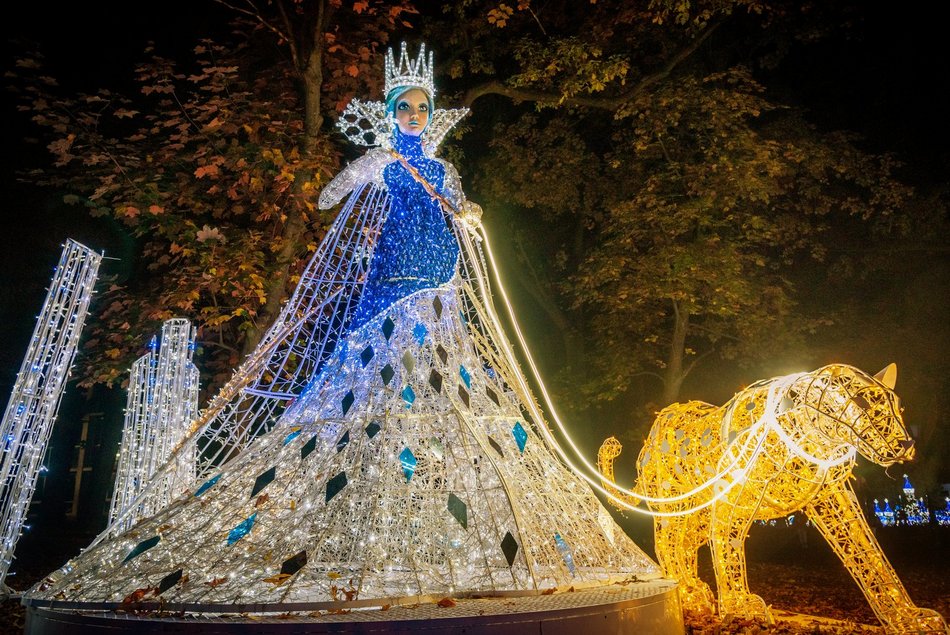 park pięknie oświetlony nocą